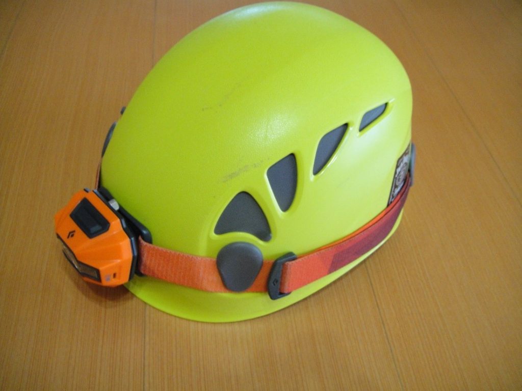 ペツルの登山用ヘルメットのエリオスにヘッドライトを装着