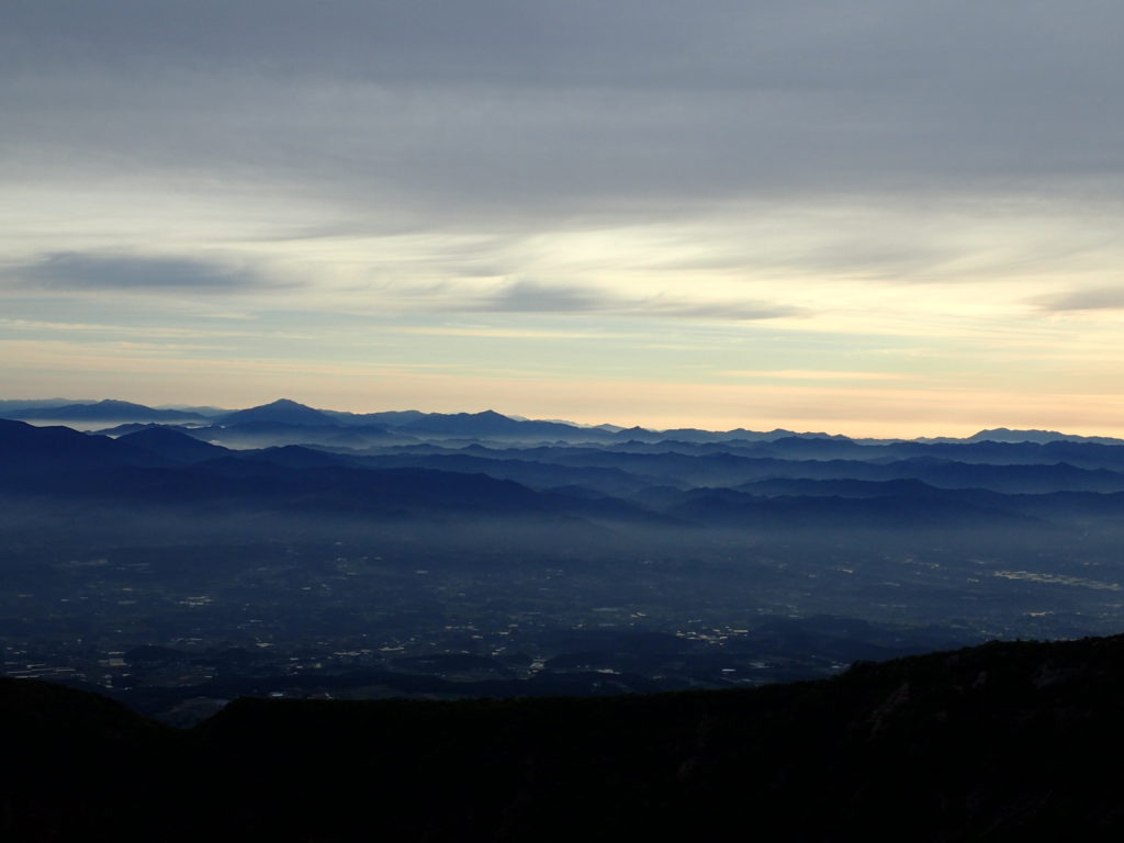 韓国岳山頂から眺める宮崎県の山々
