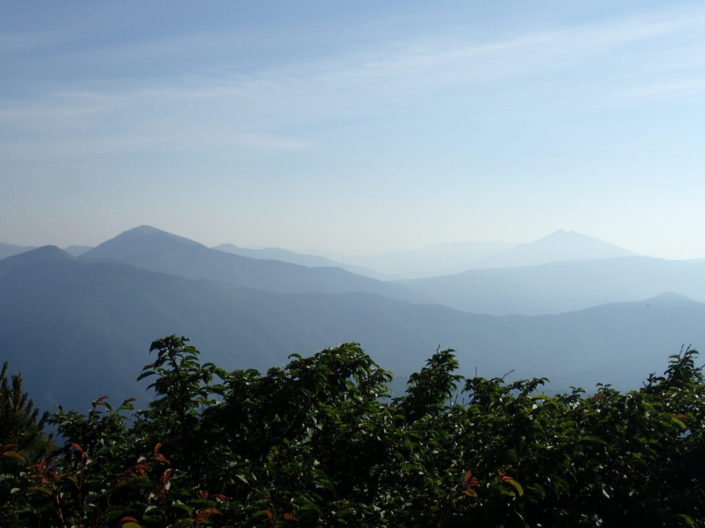 武尊屋山山頂から見る至仏山と燧ヶ岳