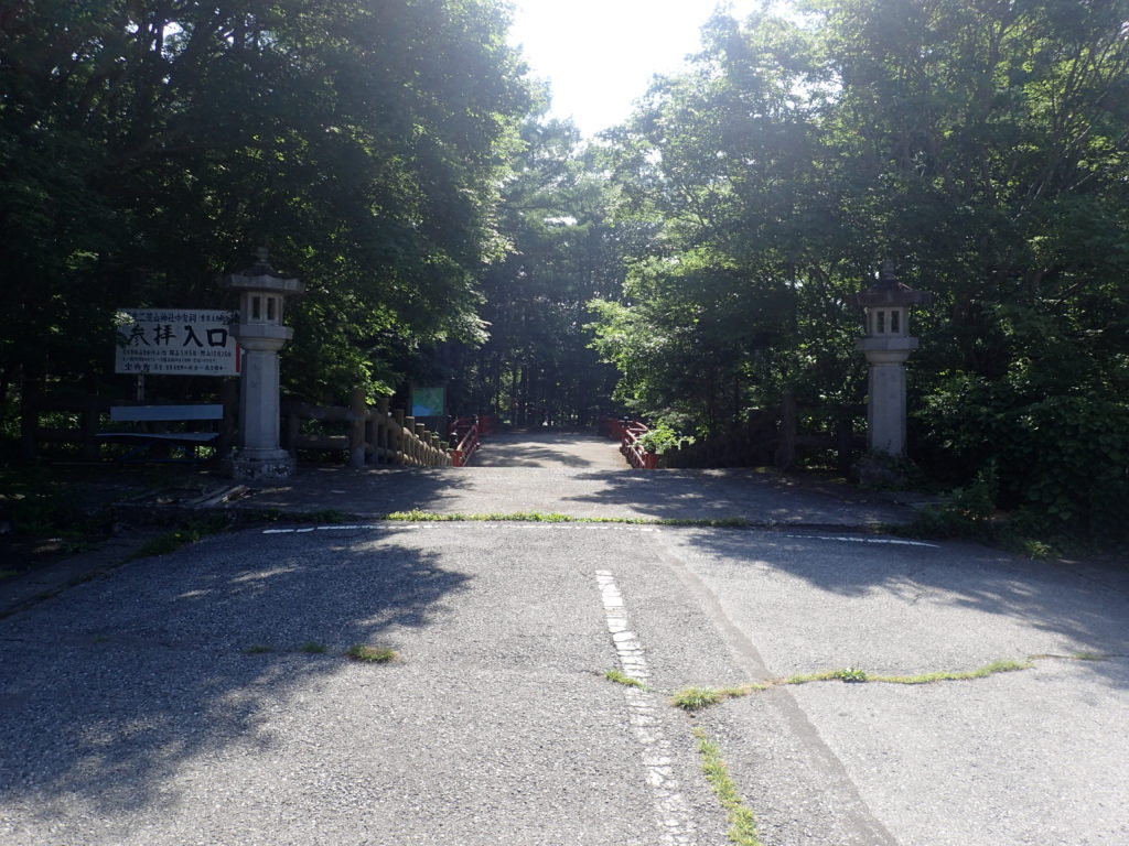 駐車場から登山口の二荒山神社に続く道