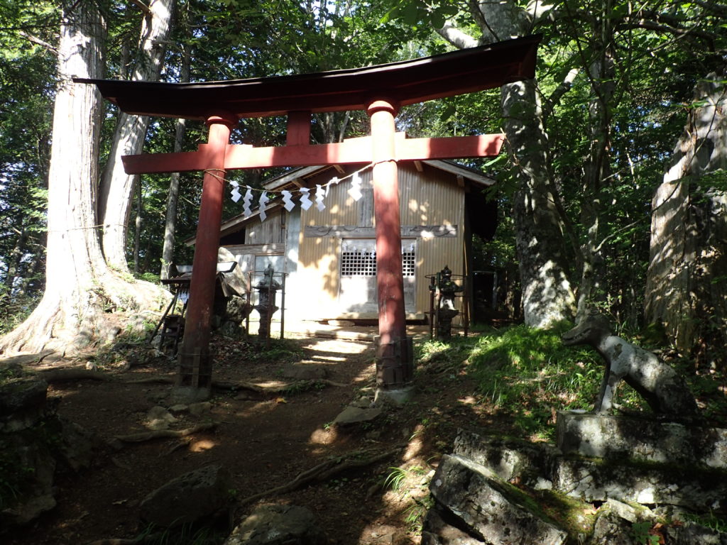 両神山日向大谷口ルート登山道の両神神社
