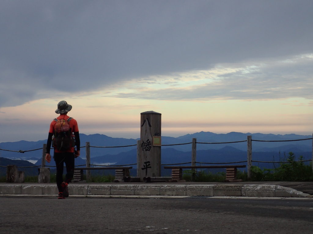 見返峠の八幡平の道標で記念撮影