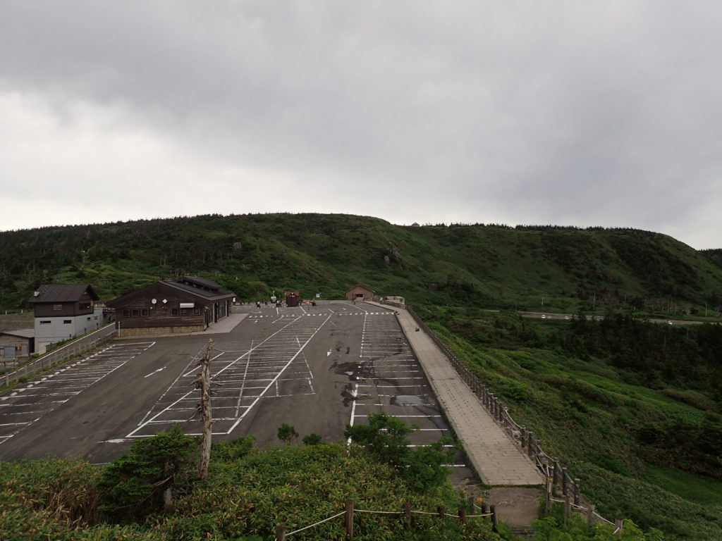 見返峠駐車場の展望台から見る八幡平山頂方面