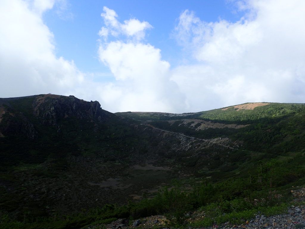 本白根山遊歩道最高地点と本白根山展望所を遠方から撮影