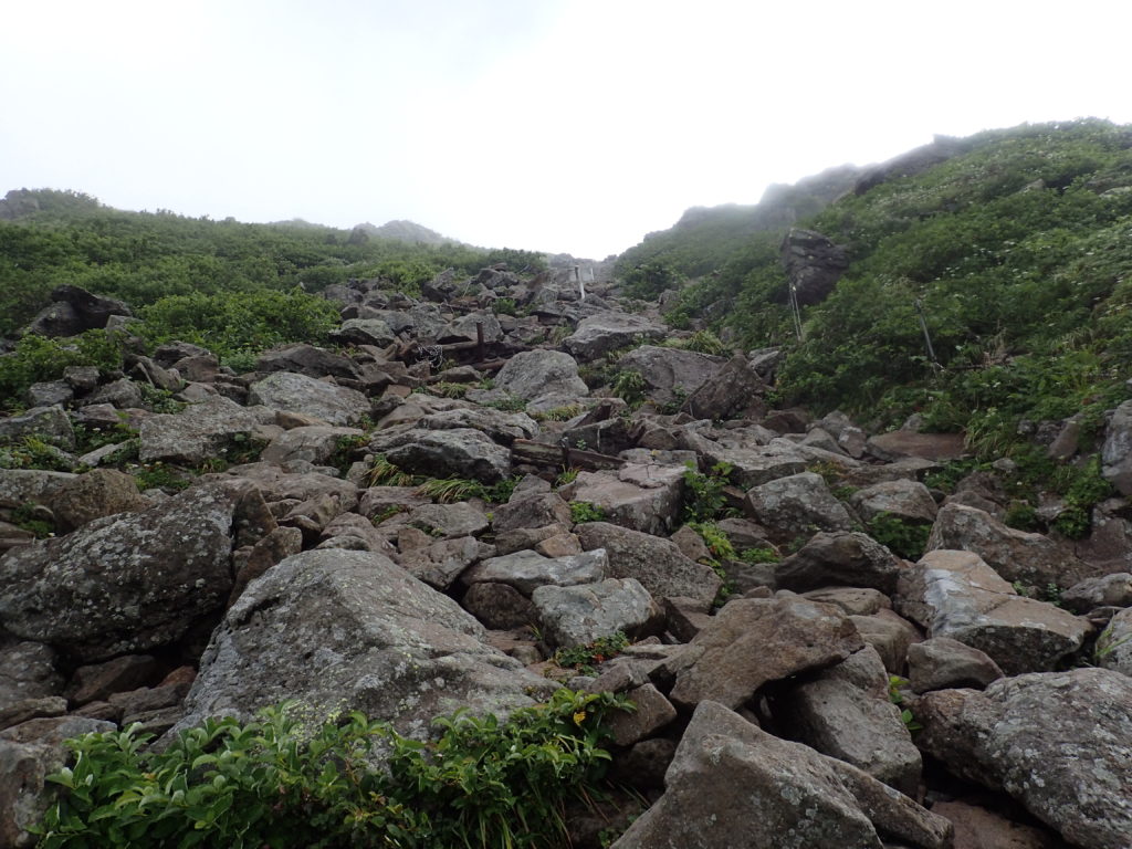 岩木山百沢コースの山頂直下の登山道