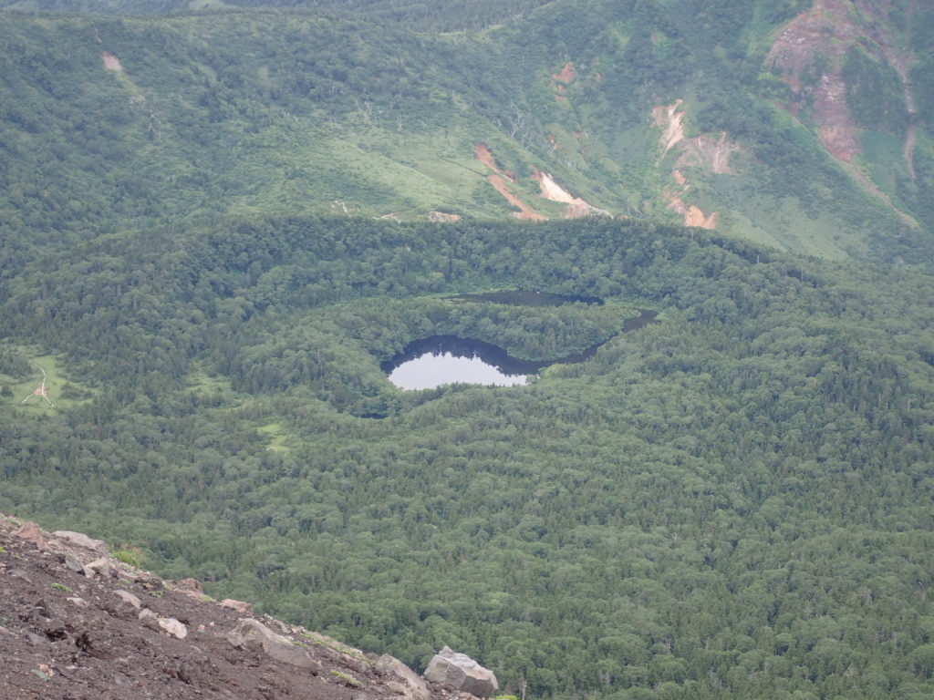 岩手山山頂から見おろす御釜湖