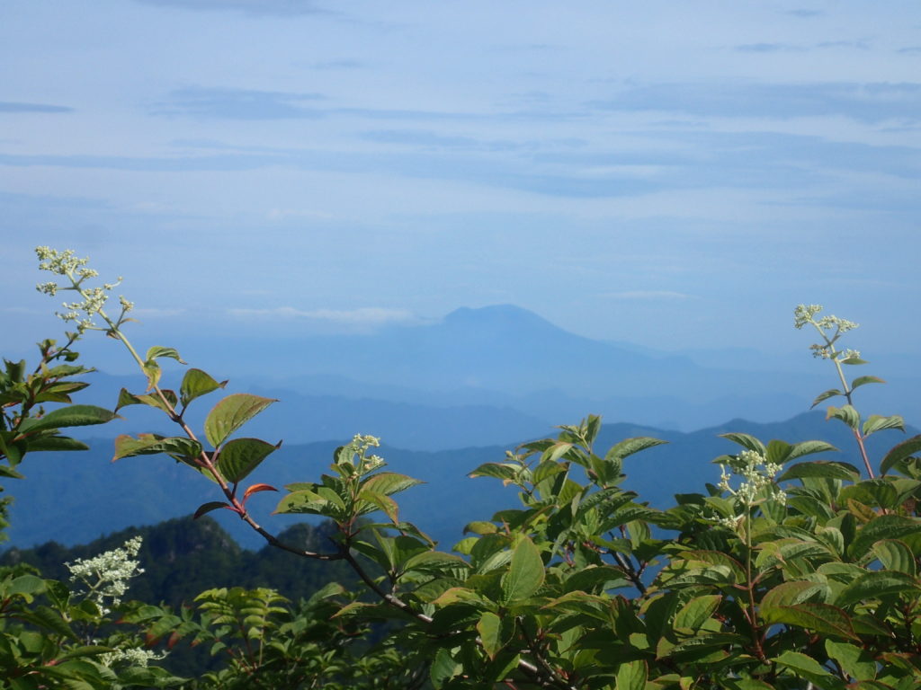 両神山山頂から見る浅間山