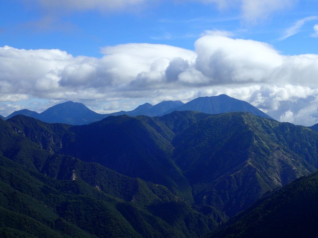 皇海山クラシックルートから見る男体山