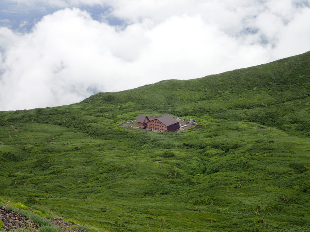 岩手山の山頂付近から見おろす8合目避難小屋