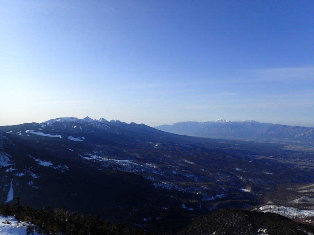 冬の蓼科山から見る八ヶ岳と南アルプス