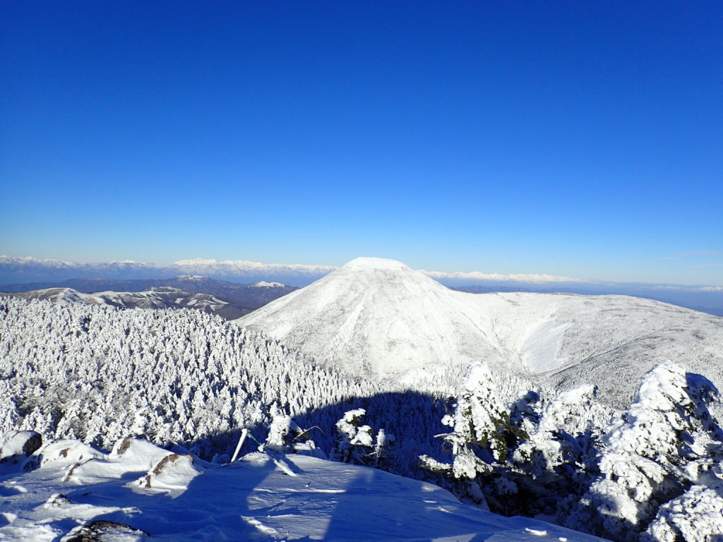 北八ヶ岳の北横岳から見た冬の蓼科山