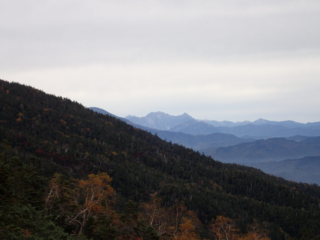 御嶽山の王滝ルート登山口の展望台から見る槍ヶ岳と穂高岳