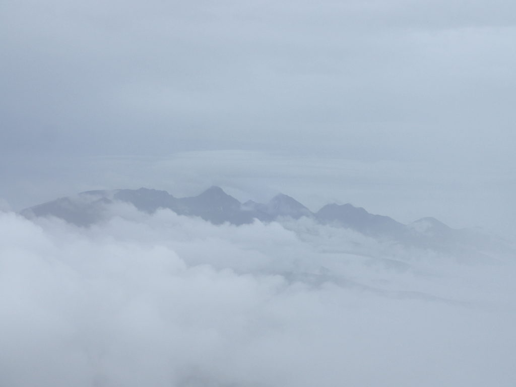 蓼科山女乃神茶屋ルート登山道から見る雲の上に山頂を出した八ヶ岳