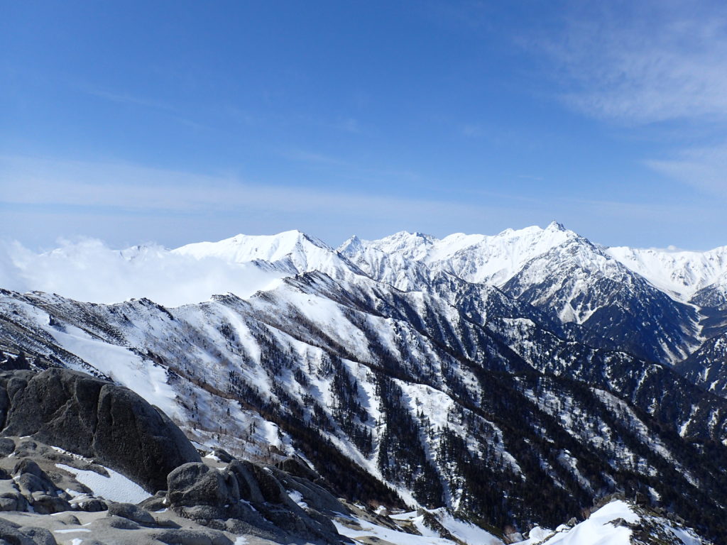 燕岳から眺めた残雪期の北アルプス表銀座