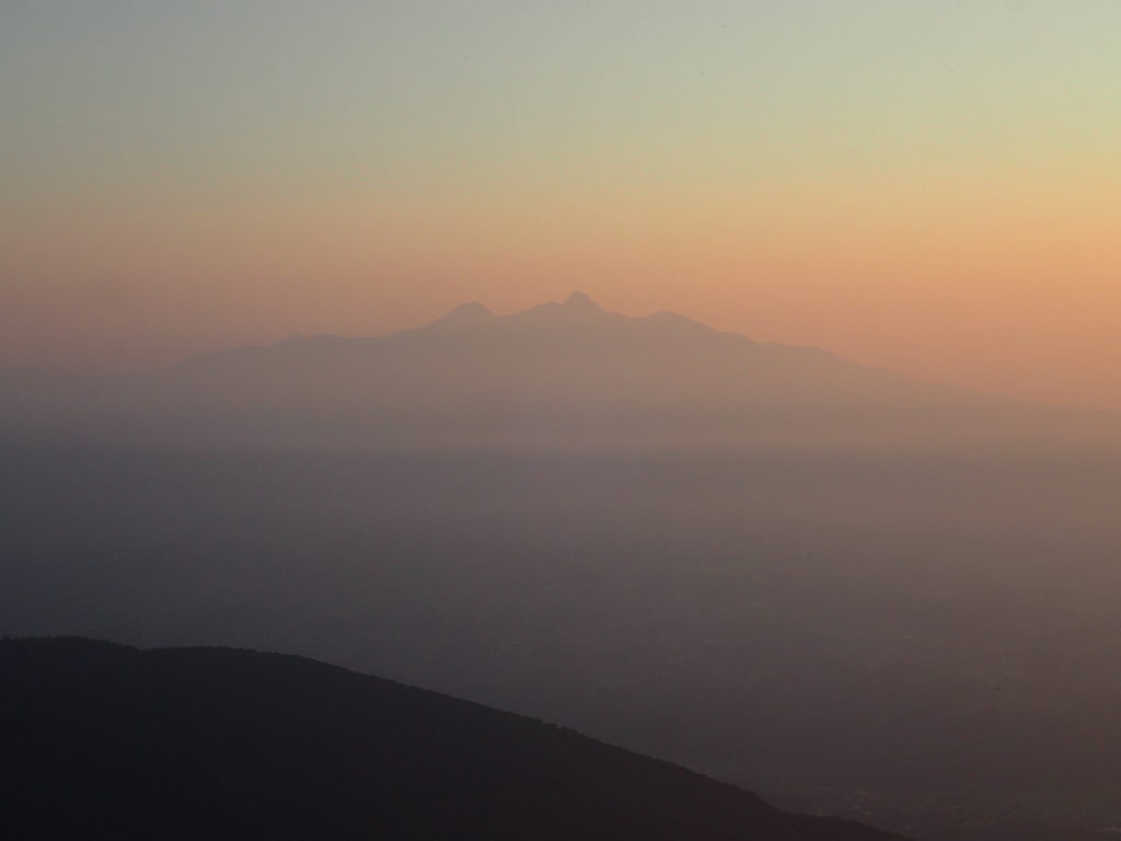 甲斐駒ヶ岳黒戸尾根ルートから見る朝日に染まる八ヶ岳