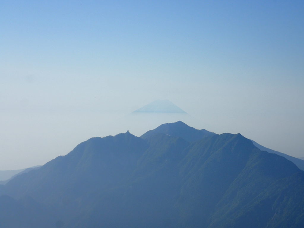 甲斐駒ヶ岳山頂から見る鳳凰三山と富士山