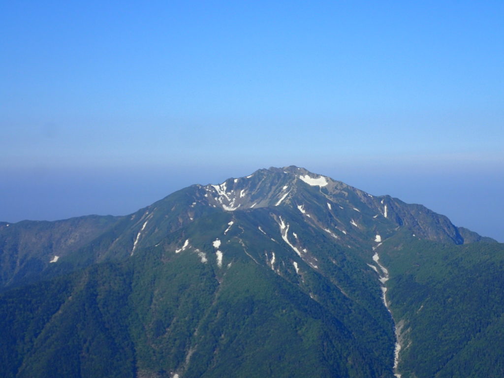 甲斐駒ヶ岳山頂から見る仙丈ケ岳