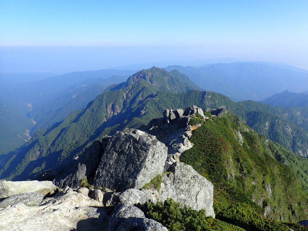 甲斐駒ヶ岳山頂から見る鋸岳方面