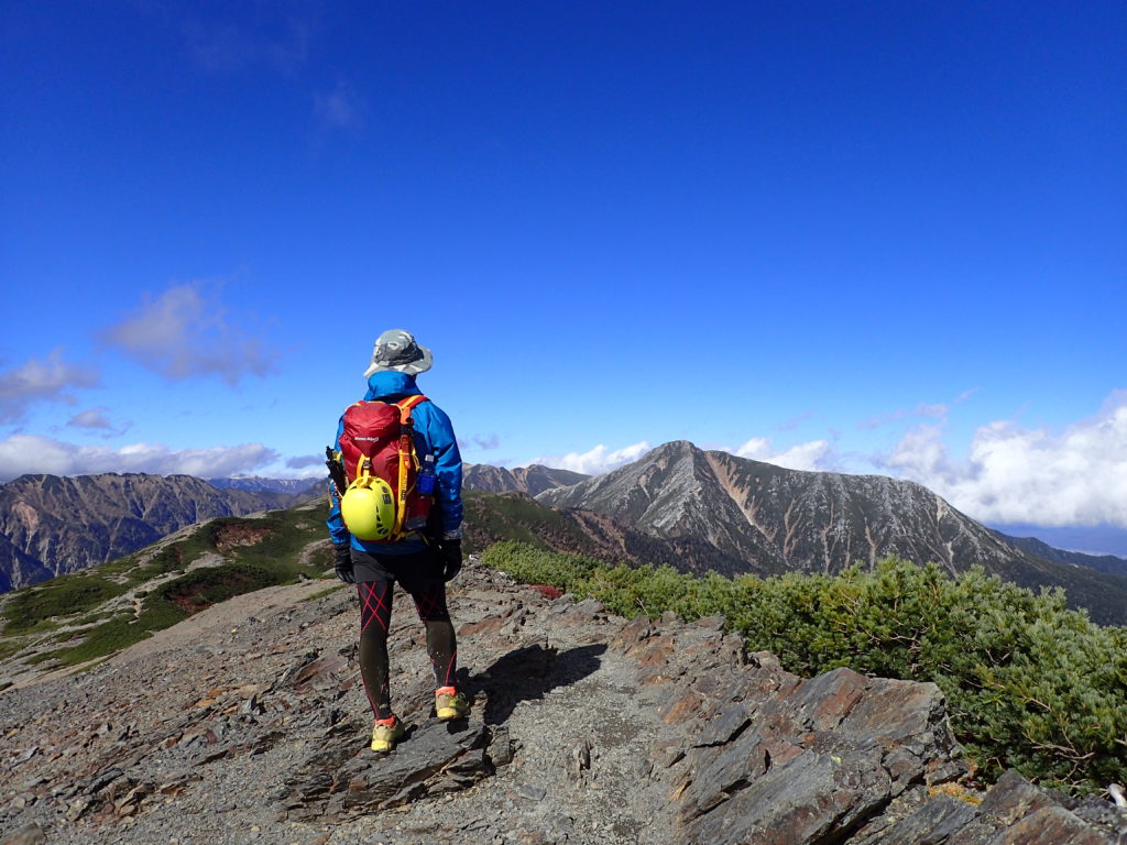 蝶ヶ岳の稜線でモンベルの登山用レインウェアであるトレントフライヤーを着て記念撮影