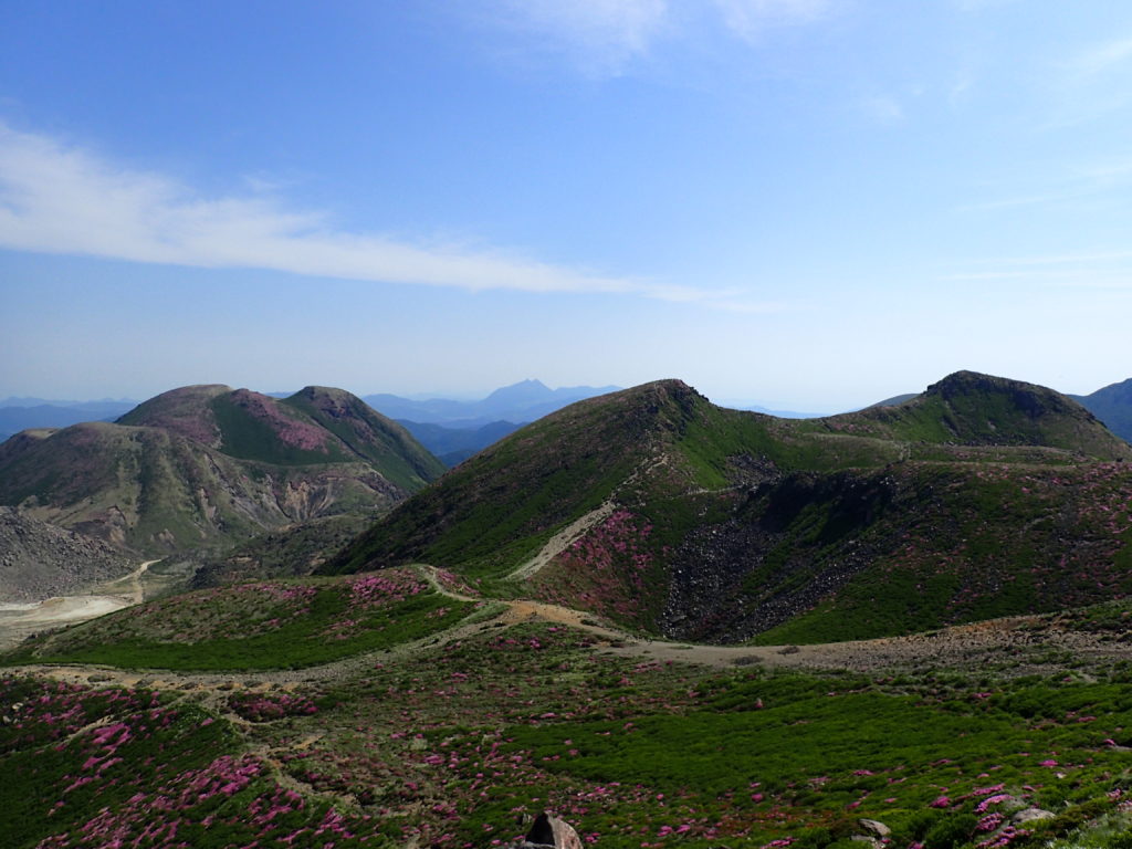 九重山(久住山)の稜線から眺める三俣岳と中岳