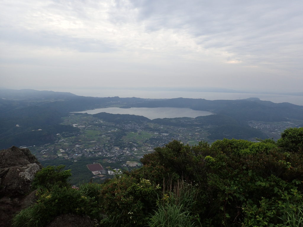 開聞岳から池田湖を撮影