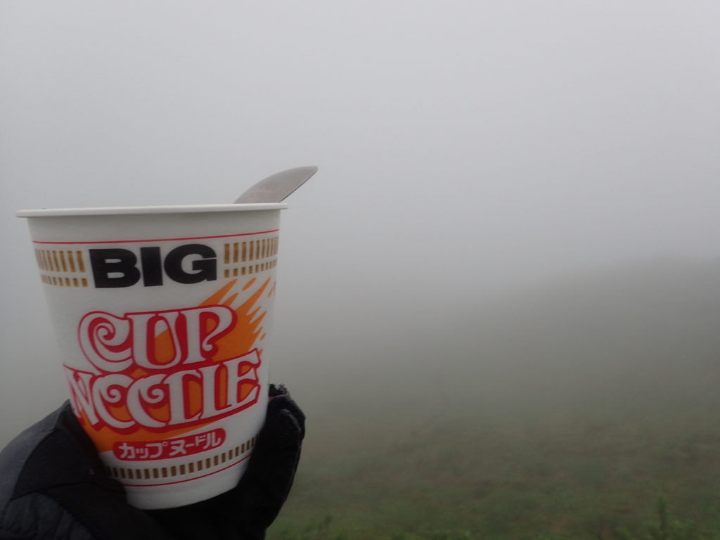 日本百名山の大山の山頂で霧に包まれながら食べたカップヌードル