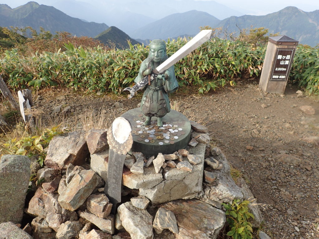 越後駒ヶ岳山頂の猿田彦の銅像