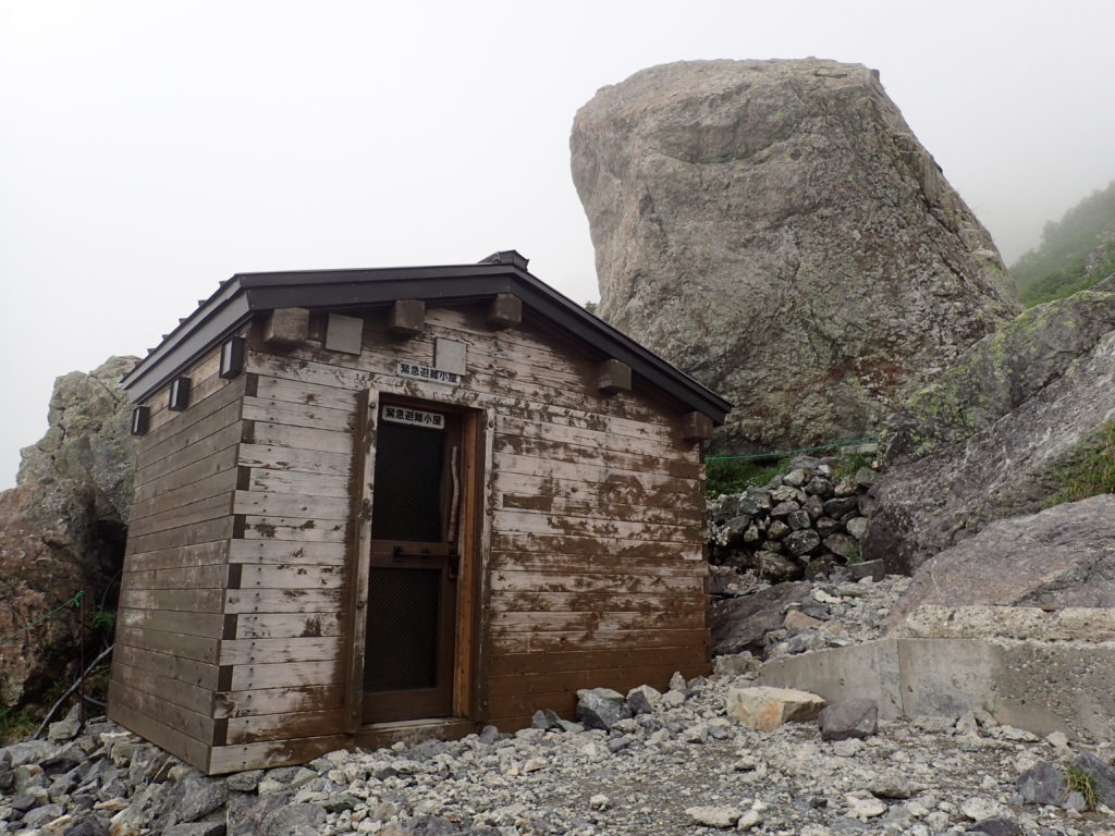 白馬岳の雪渓ルートの緊急避難小屋