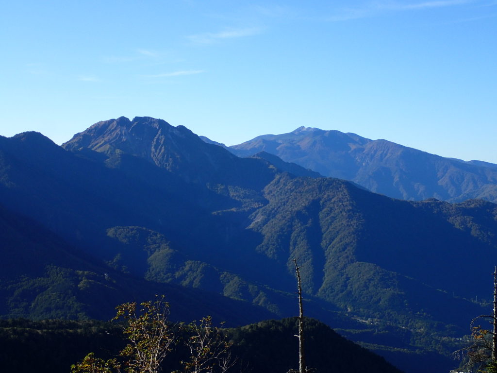 笠新道から見る焼岳と乗鞍岳