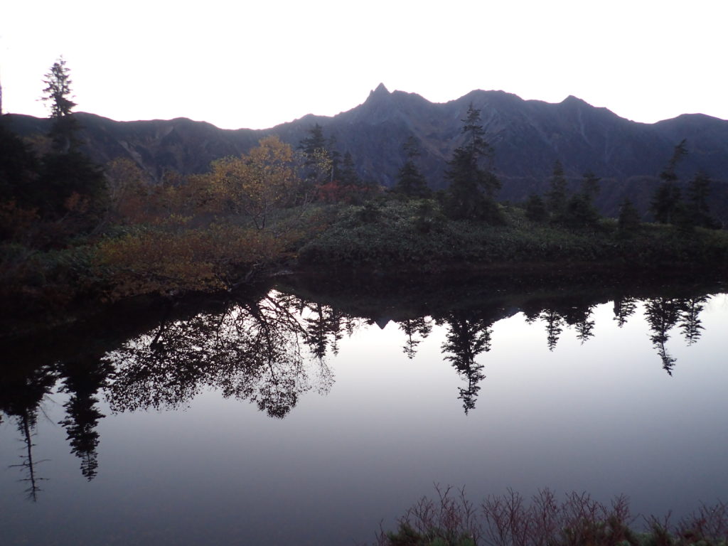 鏡池から見る日の出前の槍ヶ岳と鏡池に写る槍ヶ岳