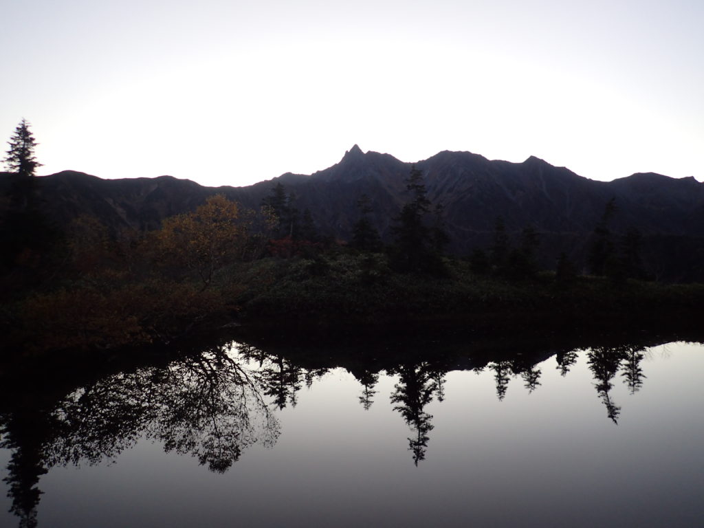 鏡池から見る日の出前の槍ヶ岳
