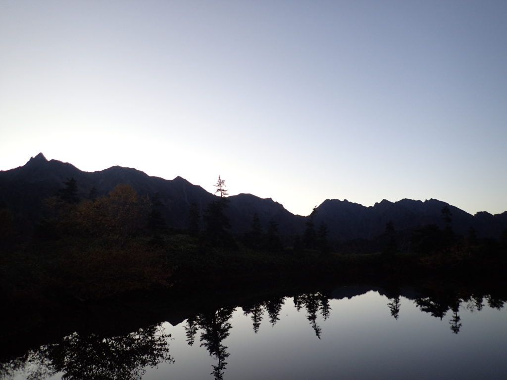 鏡池から見る日の出前の槍ヶ岳と穂高岳の稜線