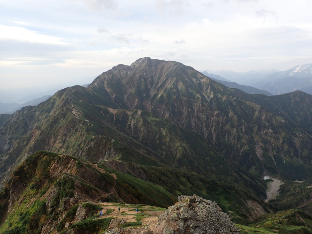 唐松岳頂上山荘付近から見る五竜岳