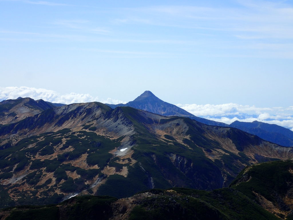 水晶岳付近から見る三俣蓮華岳と笠ヶ岳