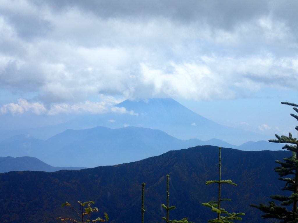 千枚岳登山道の千枚小屋から見る富士山