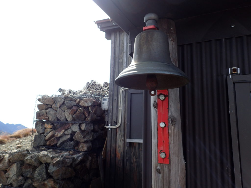 水晶小屋入口の鐘