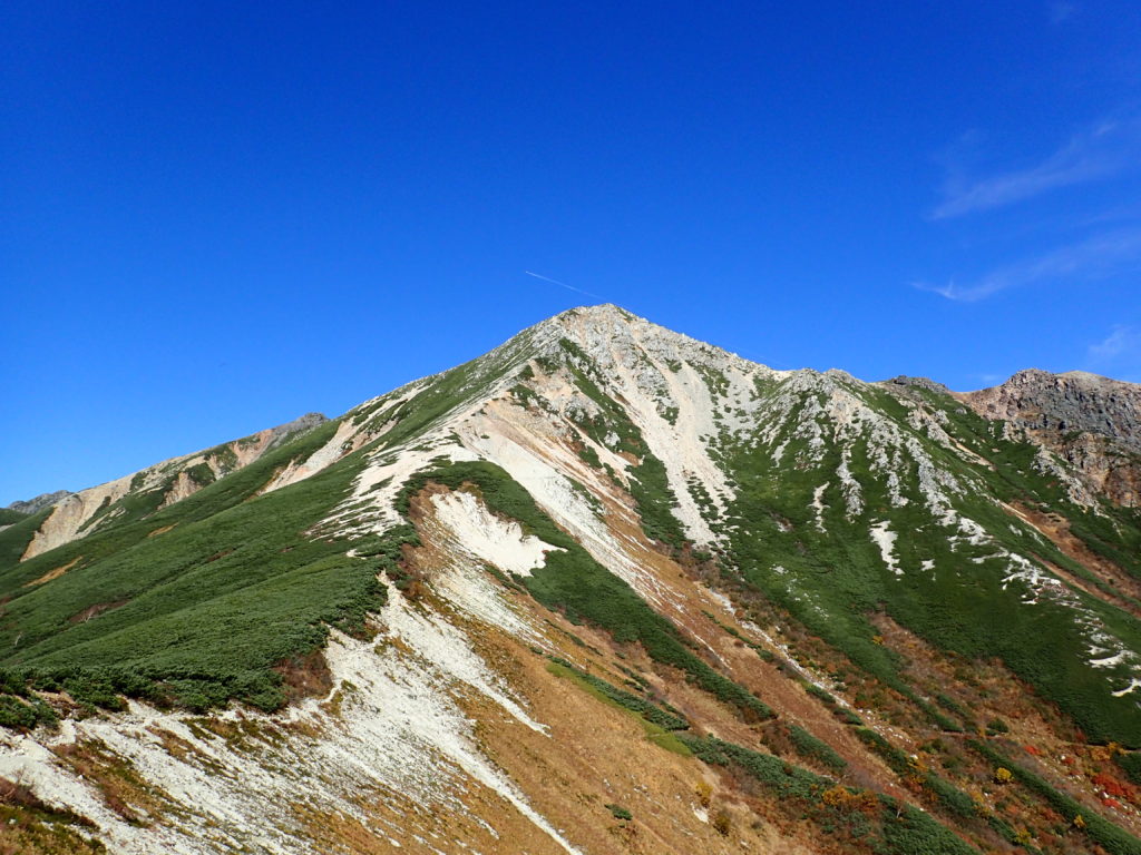 三俣山荘付近から見上げる鷲羽岳