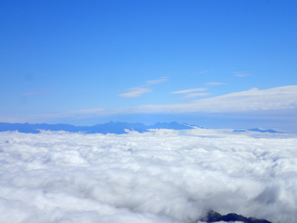 白山の大汝峰から見る槍ヶ岳と穂高岳の稜線