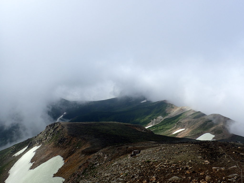 十勝岳山頂から見る上ホロカメットク山方向