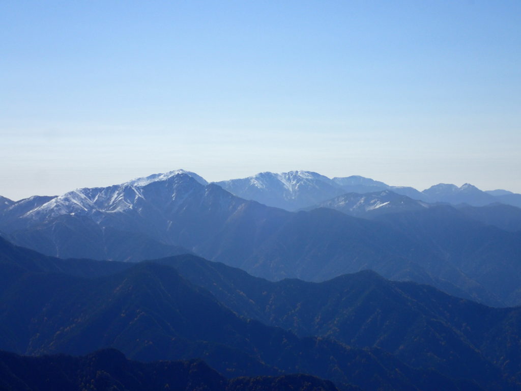 仙丈ヶ岳から見る南アルプス南部の山々