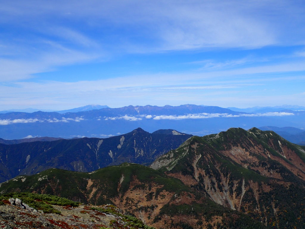 聖岳山頂から見る中央アルプスと御嶽山