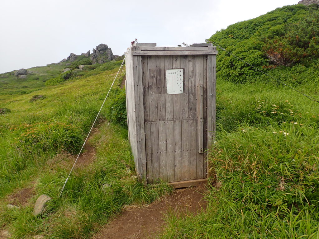 トムラウシ山登山道の南沼キャンプ指定地にある携帯トイレ用ブース