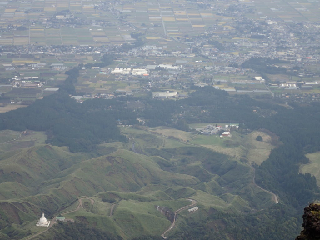 阿蘇山の高岳から見おろす仙酔峡登山口方向