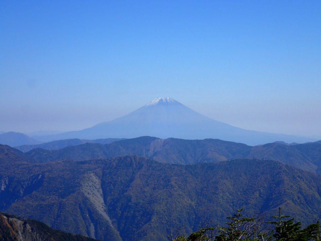 イザルヶ岳から見る富士山