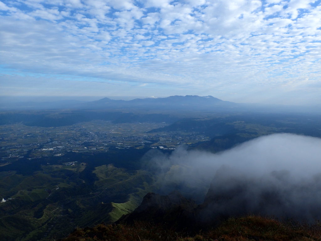 阿蘇山の高岳から見る九重連山