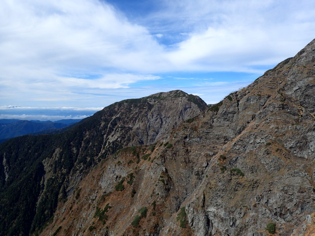 聖岳の便ヶ島ルートの小聖岳付近から見る兎岳
