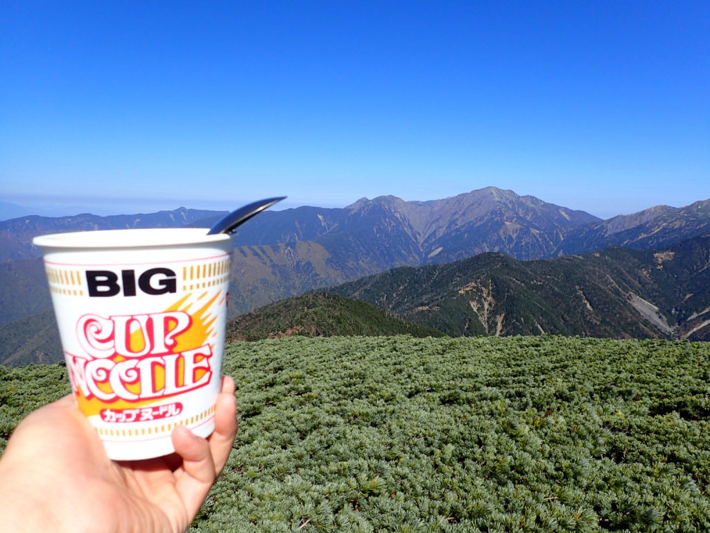 光岳登山でイザルヶ岳から聖岳を眺めながら食べるカップラーメン