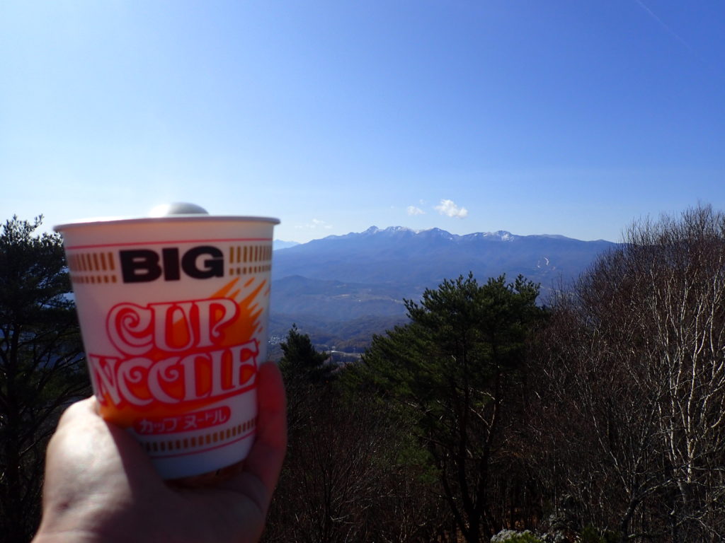 長野県南佐久郡の茂来山で八ヶ岳を眺めながら食べるカップラーメン