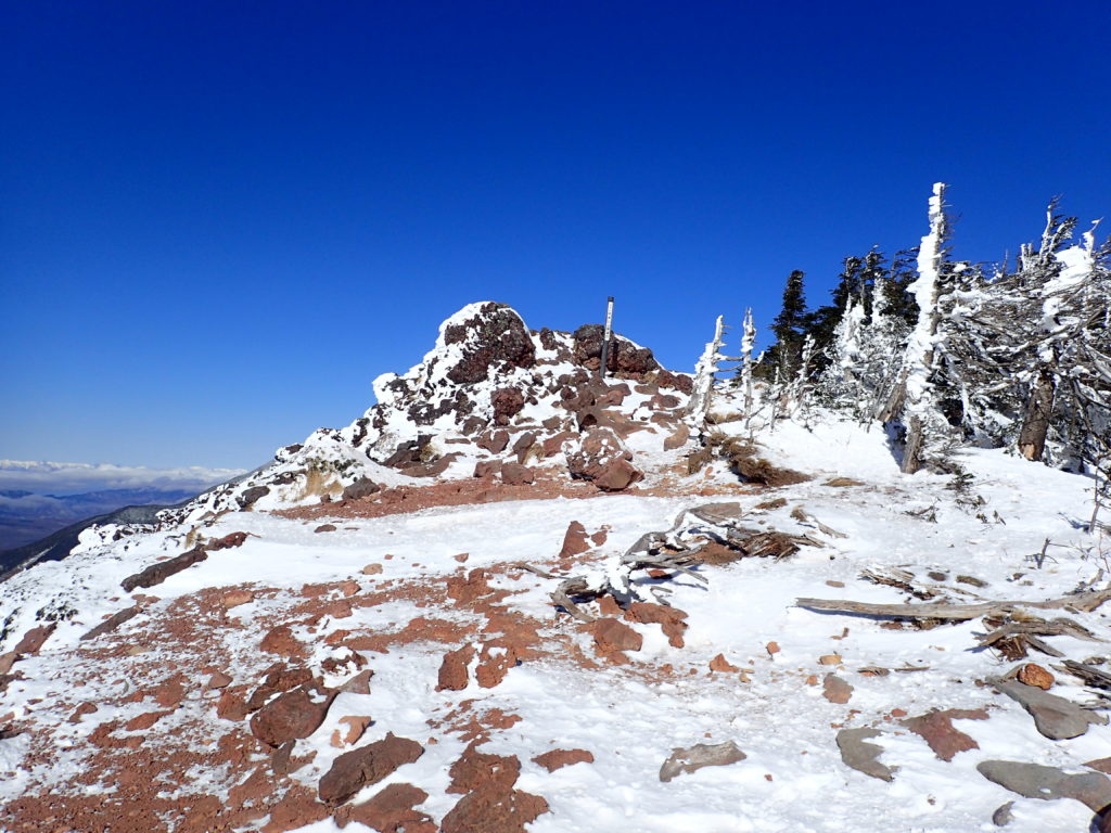北八ヶ岳の茶臼山展望台から見る赤岳と阿弥陀岳