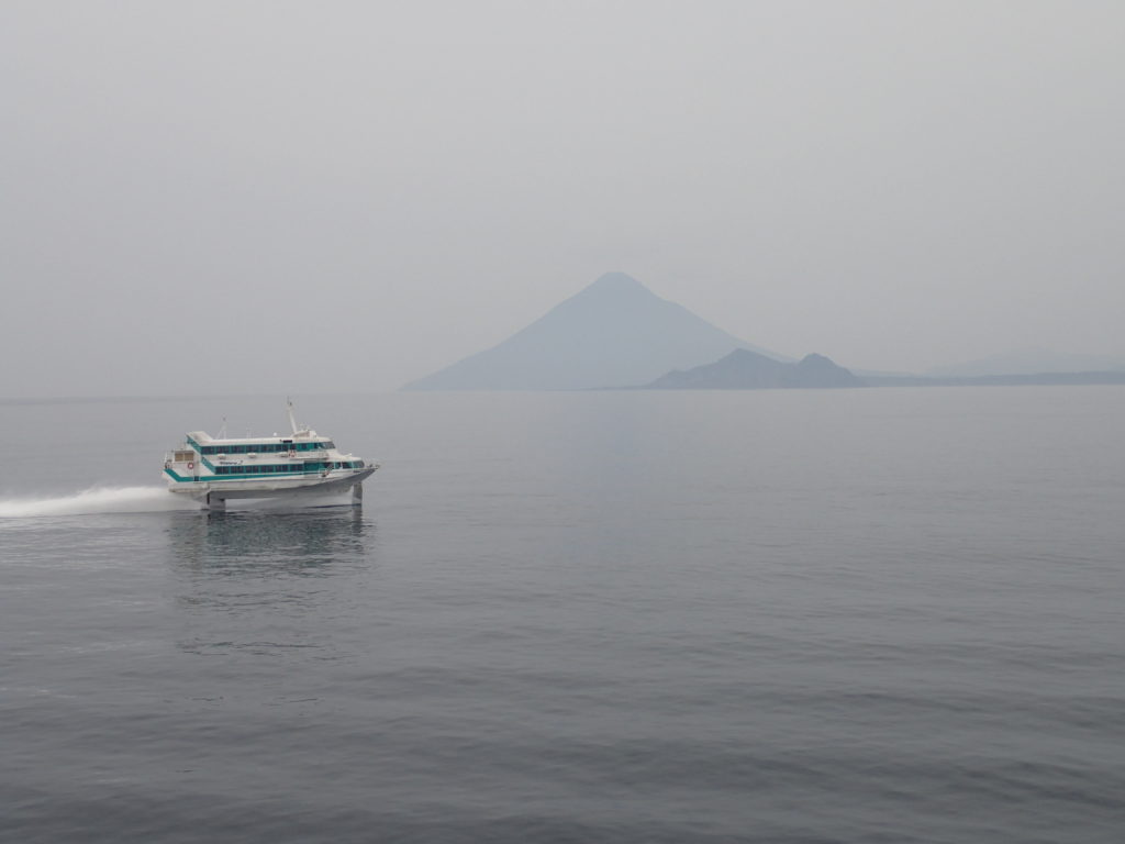 フェリー屋久島から見た開聞岳と高速船